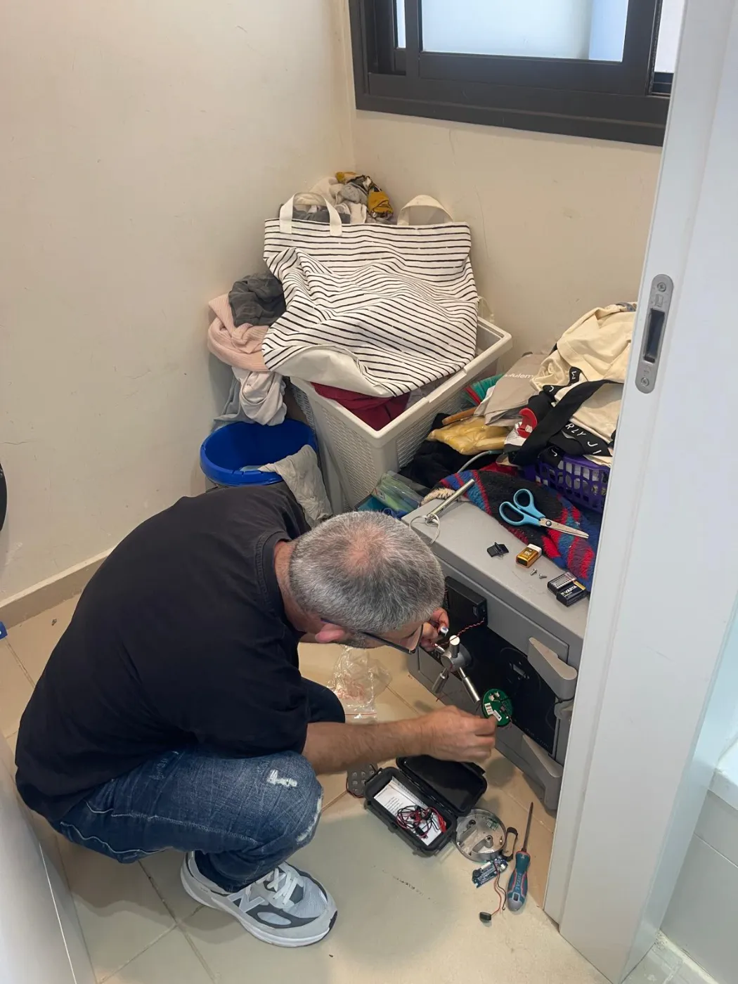 טכנאי כספות מוסמך של כספות השלום בעבודה על כספת, פתיחה בלי קידוח