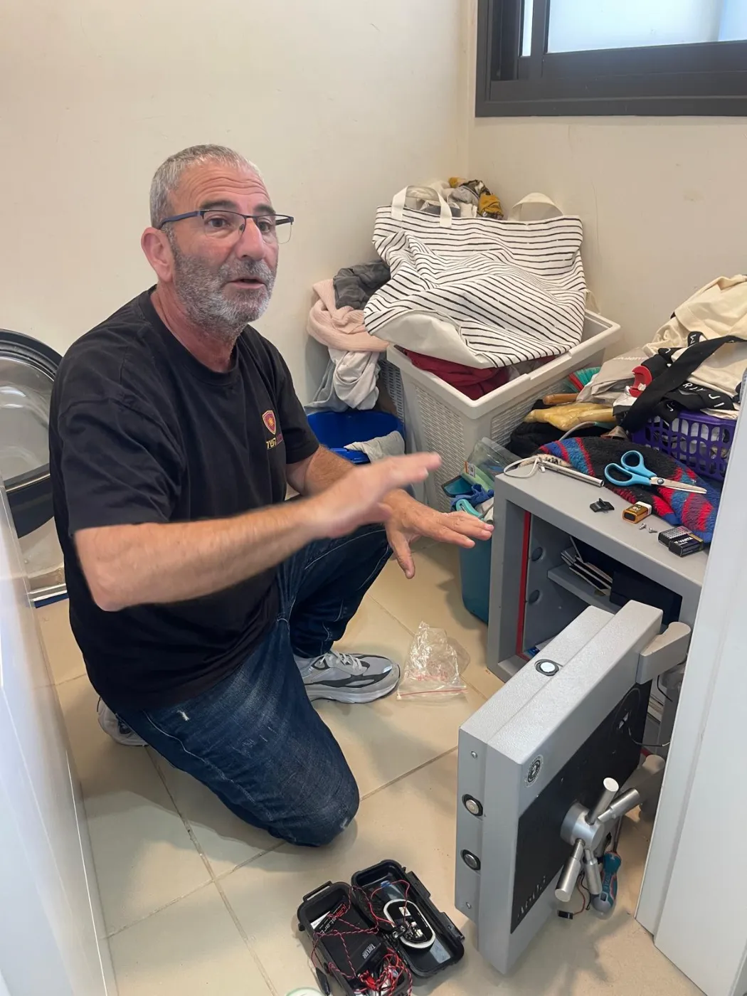 טכנאי כספות מוסמך של כספות השלום בעבודה על כספת, פתיחה בלי קידוח