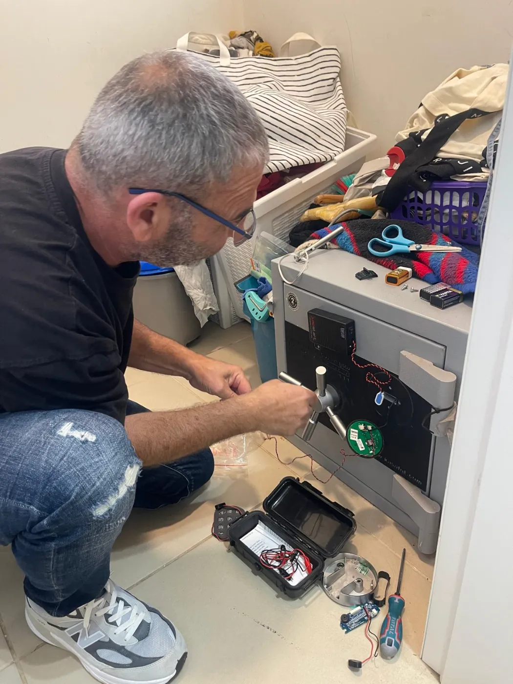 טכנאי כספות מוסמך של כספות השלום בעבודה על כספת, פתיחה בלי קידוח