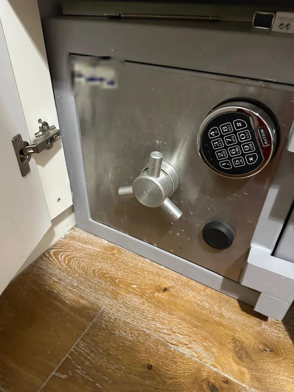טכנאי כספות מוסמך של כספות השלום בעבודה על כספת, פתיחה בלי קידוח