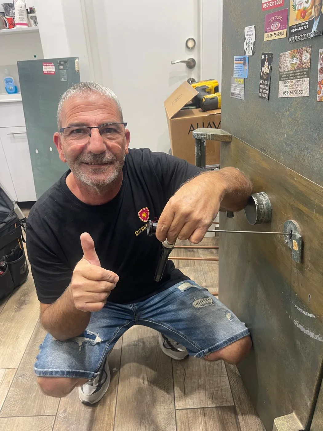 טכנאי כספות מוסמך של כספות השלום בעבודה על כספת, פתיחה בלי קידוח