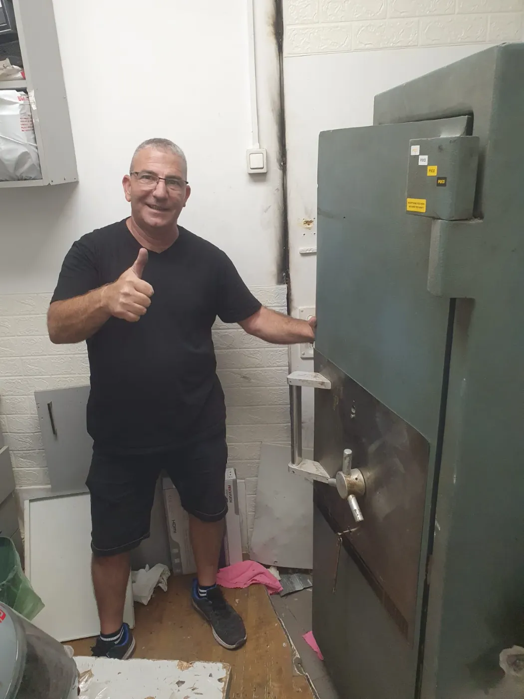 טכנאי כספות מוסמך של כספות השלום בעבודה על כספת, פתיחה בלי קידוח