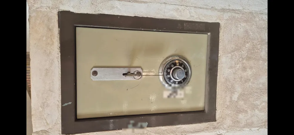 טכנאי כספות מוסמך של כספות השלום בעבודה על כספת, פתיחה בלי קידוח
