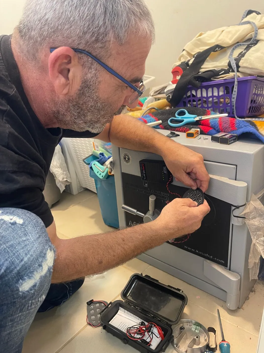 שלום, טכנאי כספות מוסמך, מחליף מנגנון נעילה בשירות תחזוקה לכספת